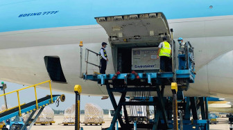 117.600 liều vắc-xin COVID-19 đầu tiên đã về đến sân bay Tân Sơn Nhất