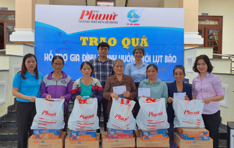 Báo Phụ Nữ TPHCM trao 300 suất quà cho người dân Đà Nẵng ảnh hưởng lụt bão