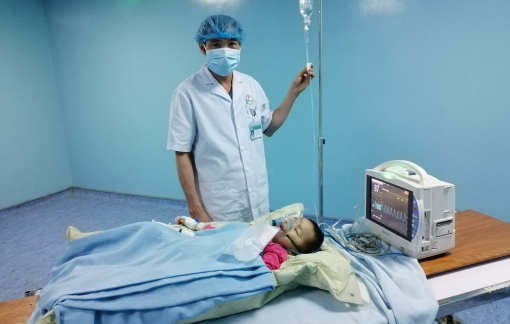 Em bé được gây mê, xạ trị áp suất liều cao đầu tiên tại Việt Nam