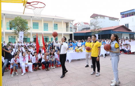 Sun Life trao tặng 102 trụ bóng rổ và 510 quả bóng rổ cho 51 trường học trên cả nước