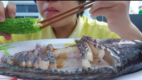 Thói quen ăn tươi nuốt sống, coi chừng ôm bệnh vì sushi cá đồng