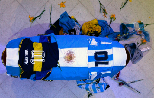 Người hâm mộ trên thế giới tưởng nhớ, tiễn đưa Maradona