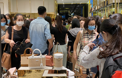 Black Friday: Chỗ chen chân không lọt, nơi không một bóng người