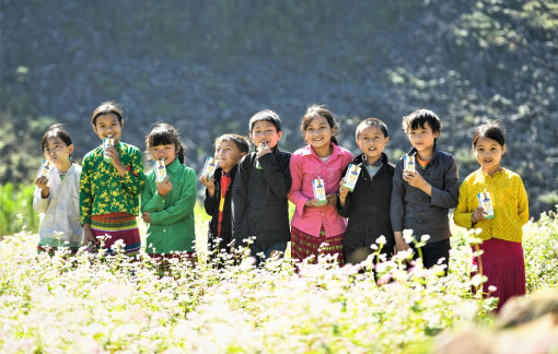 Vinamilk và Quỹ sữa Vươn cao Việt Nam trao tặng 94.000 ly sữa cho trẻ em khó khăn Hà Giang