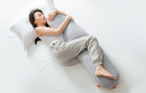 4 lợi ích cho những người độc thân khi ôm gối ngủ