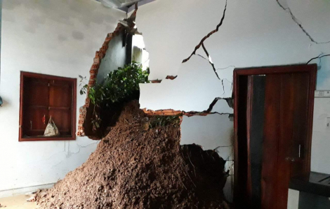 Nhiều căn nhà bị sập hoàn toàn do sạt lở núi ở Đắk Lắk