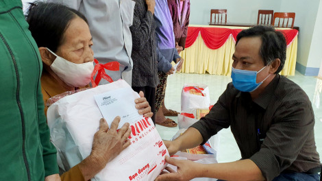 Báo Phụ Nữ TPHCM trao quà hỗ trợ người dân Quảng Ngãi khắc phục bão lũ