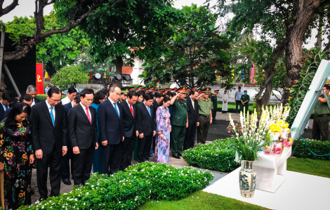 Lãnh đạo TPHCM dâng hương tưởng nhớ Chủ tịch nước, Đại tướng Lê Đức Anh