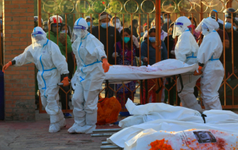 4 cô gái phá bỏ điều cấm kỵ, chấp nhận khiêng xác người qua đời vì COVID-19