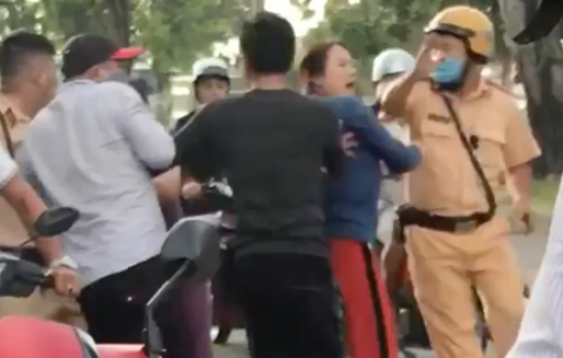 Điều tra vụ nhóm người tấn công CSGT ở TPHCM