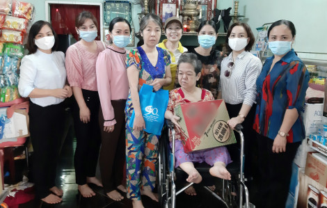 Thăm và tặng quà cho 50 hội viên phụ nữ khuyết tật