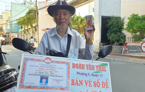 Rong ruổi khắp Sài Gòn bán vé số để... giúp người nghèo