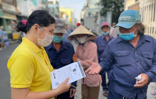 Chị em tự làm sản phẩm để truyền thông phòng chống dịch