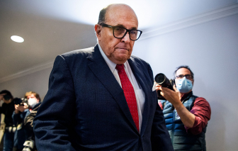 Luật sư của Tổng thống Trump dương tính COVID-19, bệnh nhân ở Pakistan tử vong vì cạn nguồn  oxy