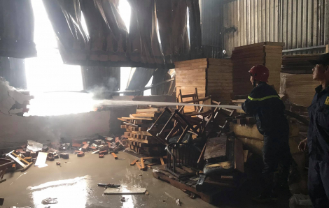 2 công ty gỗ ở Bình Dương bị lửa thiêu rụi hoàn toàn, hàng chục công nhân ôm đồ tháo chạy