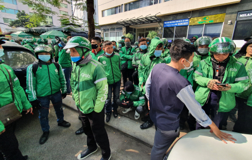 Hàng trăm tài xế Grab tắt ứng dụng, tập trung phản đối mức khấu trừ mới