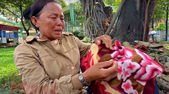 Người mẹ ôm chiếc mền rách tìm con suốt 6 năm trời