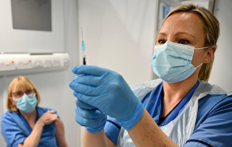 Anh ghi nhận 2 trường hợp dị ứng sau khi tiêm vắc-xin ngừa COVID-19