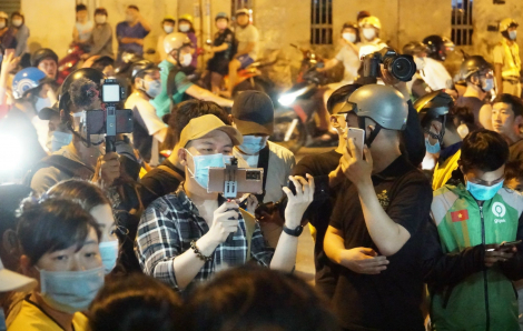 Đám đông, YouTuber chen lấn xem nghệ sĩ đến lo hậu sự cho nghệ sĩ Chí Tài