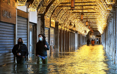 Thành phố Venice tiếp tục chìm trong nước