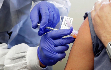 Việt Nam tiêm thử nghiệm vắc-xin COVID-19 cho 3 người đầu tiên vào ngày 17/12