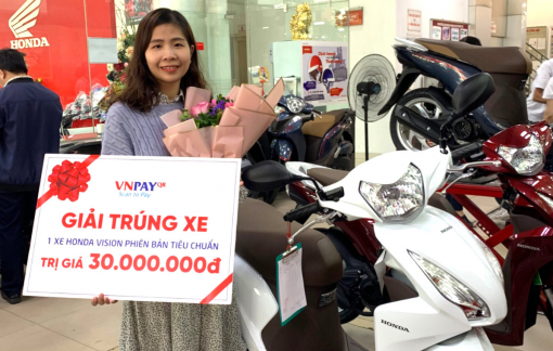 Đi mua sắm dịp cuối năm, mẹ bỉm sữa bất ngờ trúng xe máy 30 triệu đồng