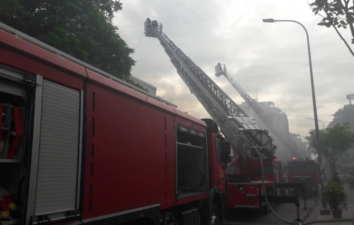 Giải cứu cụ bà 71 tuổi cùng một người đàn ông mắc kẹt trong vụ cháy chung cư cũ ở quận 1