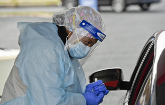 Mỹ sắp tung ra 900 tỷ USD cứu trợ kinh tế, Canada phê duyệt vắc-xin COVID-19