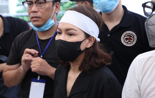 Việt Hương đeo tang lo tang lễ cho nghệ sĩ Chí Tài