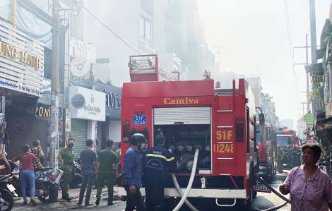 Phong tỏa một phần đường Nguyễn Thượng Hiền vì cháy nhà