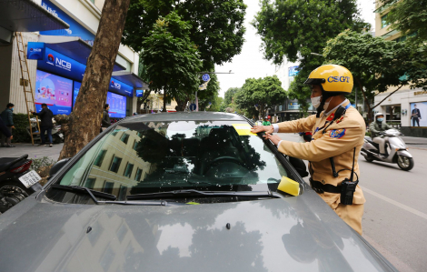 Cảnh sát Giao thông ra quân phạt ô tô đỗ bậy trên đường