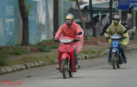 Người dân Hà Nội đốt lửa, mặc áo mưa chống rét