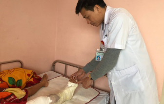 Đang ngồi chơi trong nhà, bé 7 tuổi bị máy xúc múc nát chân