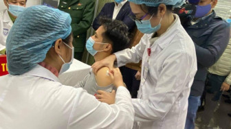 3 người đầu tiên đã được tiêm thử nghiệm vắc-xin phòng COVID-19