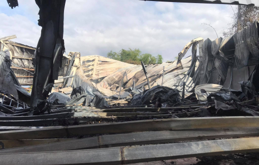 Cháy lớn ở công ty mút xốp trong khu dân cư, vật liệu bị thiêu rụi, nhà xưởng đổ sập hoàn toàn