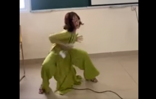Lộ clip cô giáo nhảy "sexy" trên giảng đường: Tranh luận về ranh giới giữa tác phong sư phạm và sự gần gũi với sinh viên