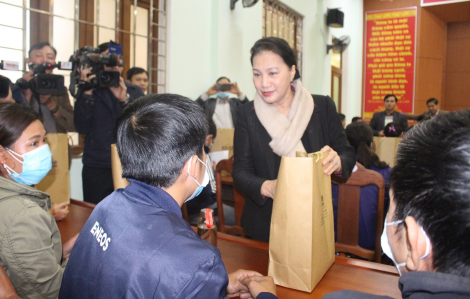 Chủ tịch Quốc hội Nguyễn Thị Kim Ngân thăm và tặng quà cho người dân vùng bão lũ Phước Sơn