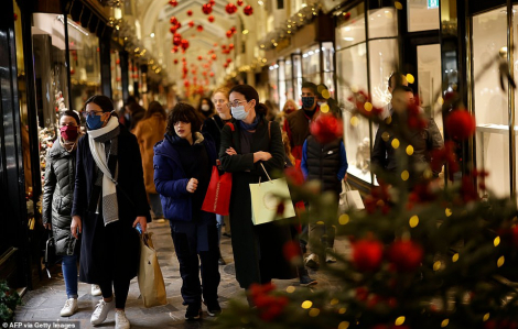 Người dân Anh đổ xô mua sắm Giáng sinh trước thời điểm phong tỏa