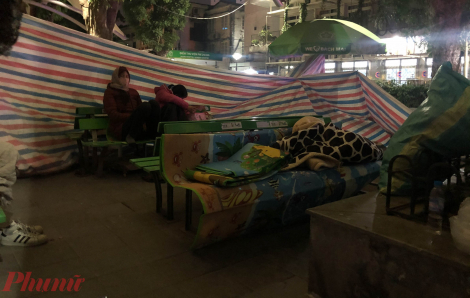 Hà Nội: Dựng lều, quây bạt ngủ trong sân bệnh viện dưới cái lạnh 10 độ C
