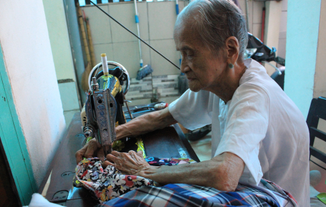 Sài Gòn se lạnh, mẹ Việt Nam Anh hùng 97 tuổi cặm cụi may chăn tặng người nghèo