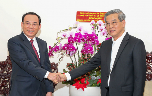 Lãnh đạo TPHCM thăm, chúc mừng đồng bào công giáo