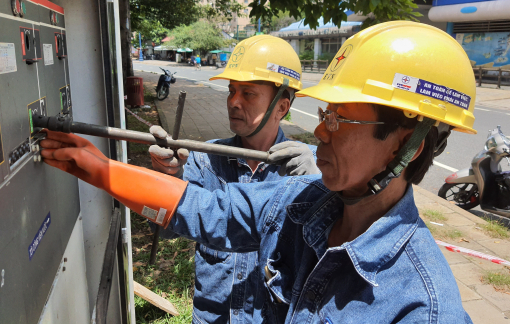 Trao tặng danh hiệu Anh hùng lao động cho anh Trương Thái Sơn