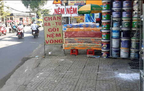 Không còn lối cho người đi bộ