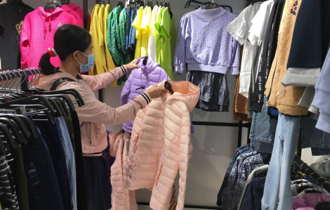 Sài Gòn trở lạnh, các cửa hàng thời trang đồng loạt chuyển sang bán áo ấm, khăn len