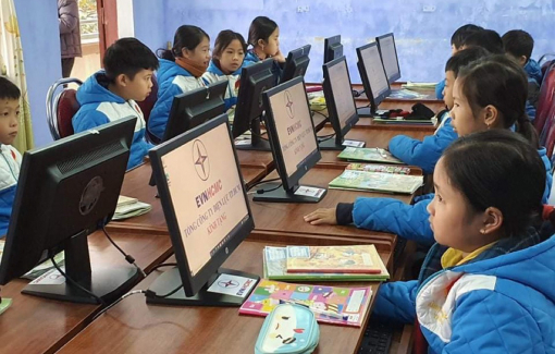 EVNHCMC tặng 100 bộ máy tính cho các trường học tại Quảng Bình