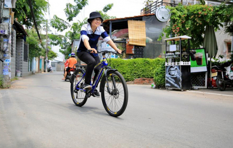 Cô gái trẻ thích đi làm bằng xe đạp