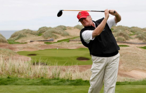 Tổng thống Trump thư thả đánh golf khi hàng triệu người Mỹ lo âu trong ngày lễ Giáng sinh