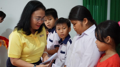 Trao 100 suất học bổng cho con em gia đình chính sách tại tỉnh Đồng Tháp