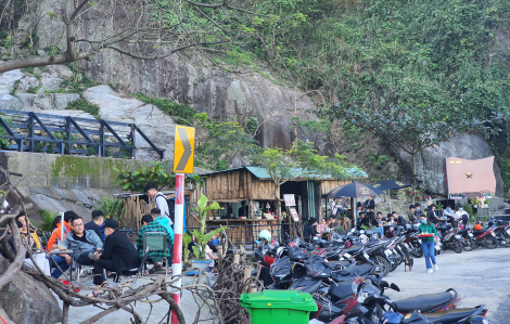 Vì sao quán cà phê không phép trên đèo Hải Vân vẫn tấp nập khách?