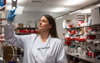 Anh phê duyệt vắc xin COVID-19 thứ 2 với khả năng bảo quản dễ dàng hơn